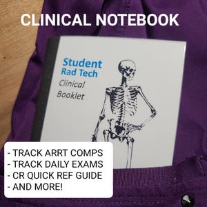 Op de afbeelding: Een wit boekje met een zwarte rand en een skeletillustratie. Het boekje is getiteld "Student Rad Tech Clinical Booklet". De tekst "TRACK ARRT COMPS - TRACK DAILY EXAMS - CR QUICK REF GUIDE - AND MORE!" is in zwart op een witte achtergrond geschreven.