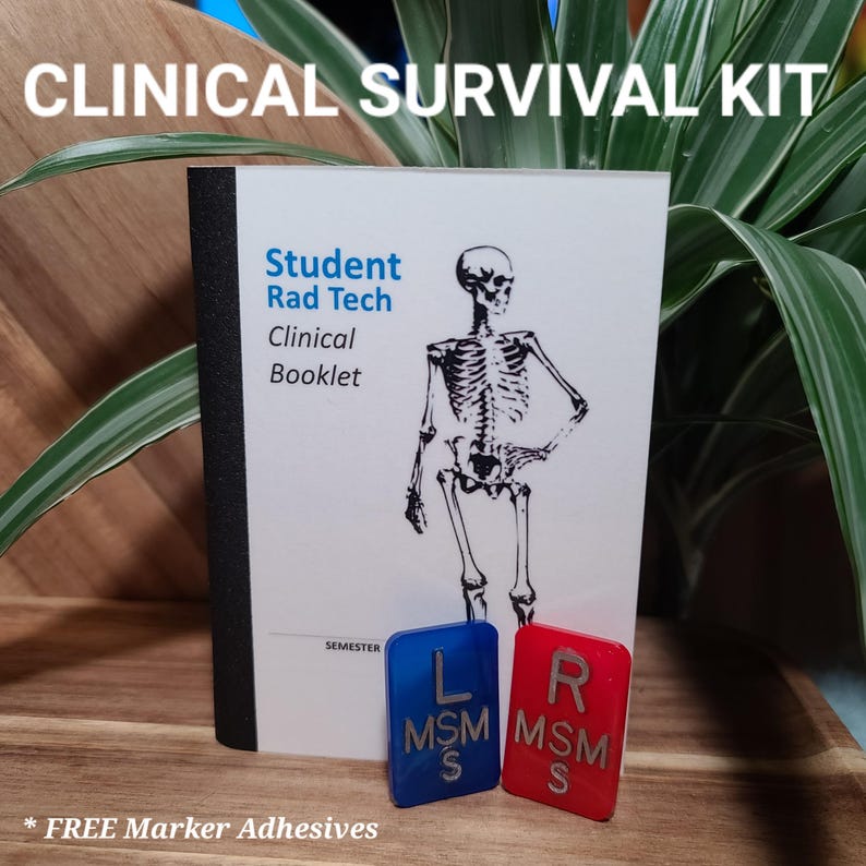 Op de afbeelding: Een klinische survivalkit voor radiologie studenten. De kit bevat een boekje, een skeletdiagram en twee blauwe en rode markeerstickers met de letters "L" en "R" en de afkorting "MSM" voor "mediaal, superior, mediaal".