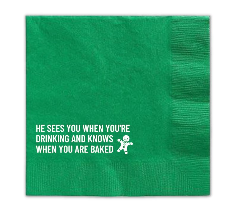 Op de afbeelding: Groene papieren servet met de tekst "He sees you when you're drinking and knows when you are baked" en een afbeelding van een peperkoekman.