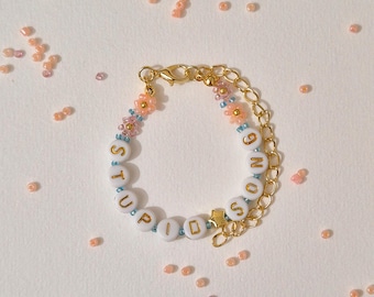 Pulsera de la amistad de la canción estúpida