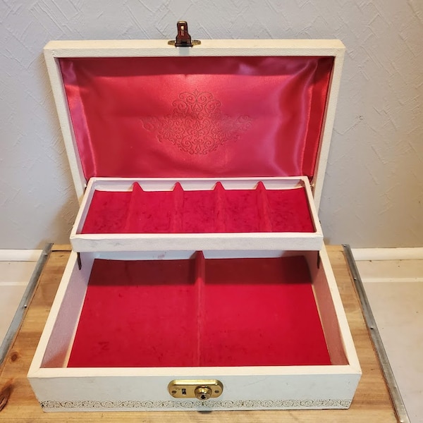 Vintage Mele Beige Leatherette with Gold Tooling Jewelry Box