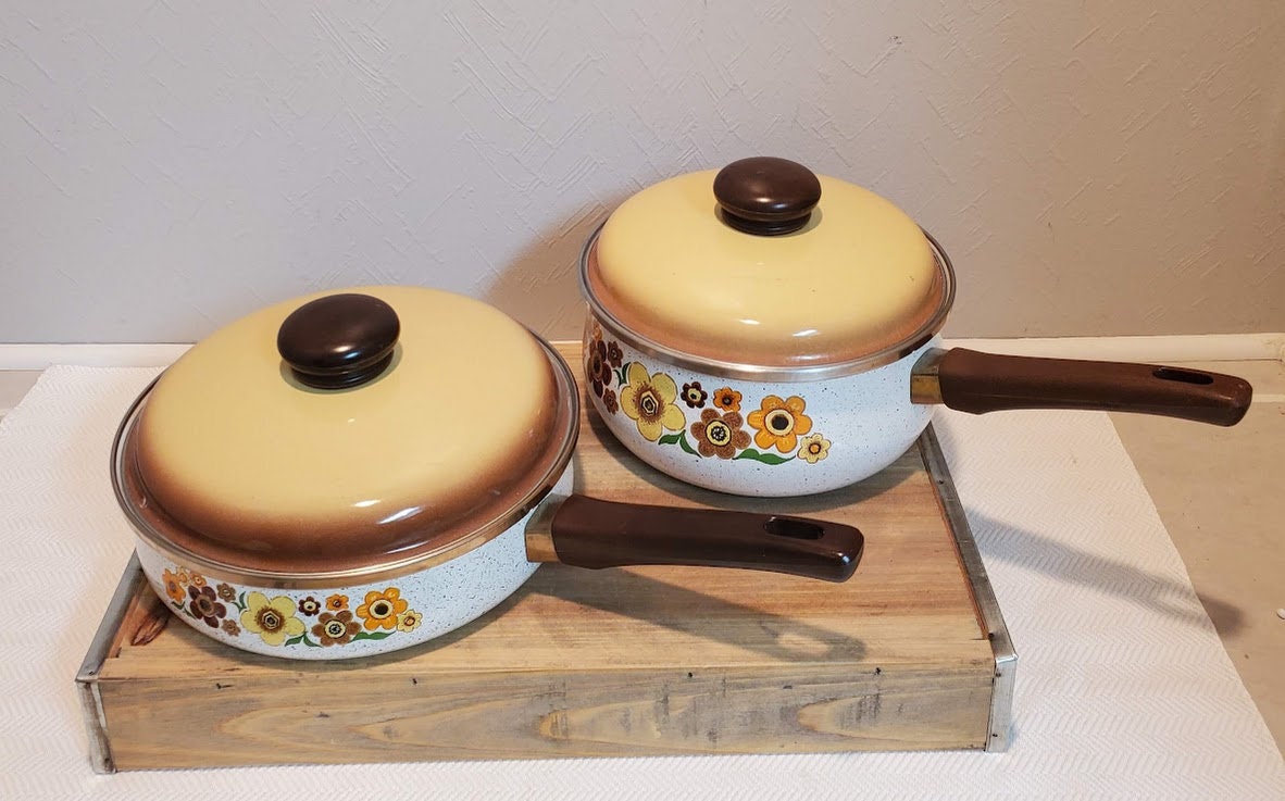 Vintage 70s Harvest Blossom Porcelain Enamel Cookware Soup/Stock Pot 2-3QT  RETRO