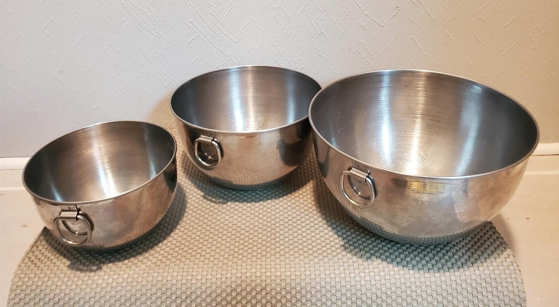 Revere Ware mixing bowl set. Not sure if it's vintage or not, but I know  it's awesome to find a set with lids intact! $8! : r/ThriftStoreHauls