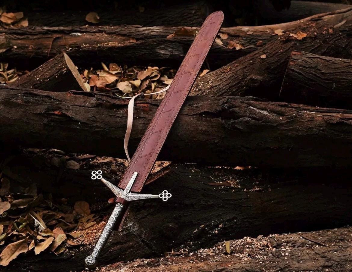 ハンドメイドのスコットランド製クレイモア剣、革製の鞘が付いた黒い