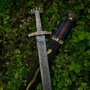 Handmade Damascus Steel Castle Keep Viking Sword – Norse Medieval Replica, Full Tang Arming Sword, European Collectible Display Sword Piece