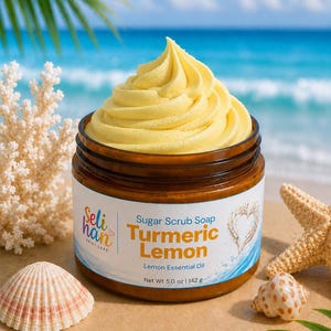 Puede incluir: Un tarro marrón de jabón exfoliante de azúcar Seli Han de cúrcuma y limón con una textura batida amarilla en espiral. La etiqueta muestra el texto: Seli Han Skin Care, Sugar Scrub Soap, Turmeric Lemon, Lemon Essential Oil, 142 g.