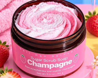 Pode incluir: Um frasco castanho escuro de sabonete esfoliante de açúcar Seli Han Skincare com um rótulo cor-de-rosa com texto branco que diz Champagne, Ripe strawberries and bubbly champagne, e Net Wt 5.0 oz | 142 g. O esfoliante tem texturas brancas e rosas.