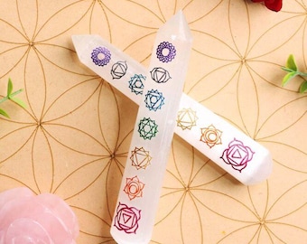 Bacchetta di selenite: simboli dei 7 chakra incisi, cristallo curativo naturale