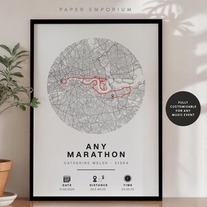 Puede incluir: Una impresi&oacute;n enmarcada con un borde negro presenta un mapa de una ruta de marat&oacute;n en un dise&ntilde;o circular. La ruta est&aacute; resaltada en rojo. El texto incluye la fecha, la distancia de 42,195 kil&oacute;metros y la hora. Se muestra el texto "ANY MARATHON".