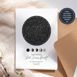 Può includere: Un cartoncino rettangolare bianco con una mappa stellare circolare nera, cinque illustrazioni delle fasi lunari e il testo stampato: HAPPY BIRTHDAY Arlo James Bennett, Queen Elizabeth Hospital, Birmingham, 52.4531 N, 1.9366 W, 14 September 2019.