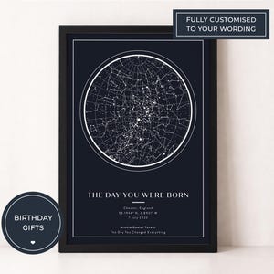 Puede incluir: Una impresión enmarcada con un fondo azul oscuro muestra un mapa estelar blanco en un diseño circular. El texto "THE DAY YOU WERE BORN" está debajo, con detalles de ubicación y fecha. Las palabras "FULLY CUSTOMISED TO YOUR WORDING" están en la parte superior. Una pegatina de "BIRTHDAY GIFTS" está a la izquierda.