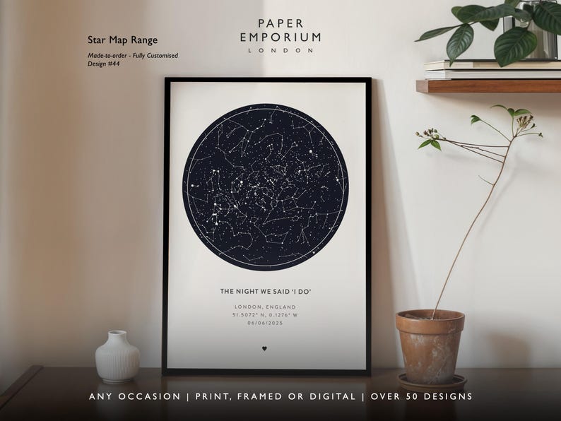 Puede incluir: Una impresi&oacute;n de mapa de estrellas en blanco y negro con el texto "The Night We Said I Do" y la fecha "04/06/2025". La impresi&oacute;n est&aacute; enmarcada en un marco negro y est&aacute; colgada en una pared blanca.