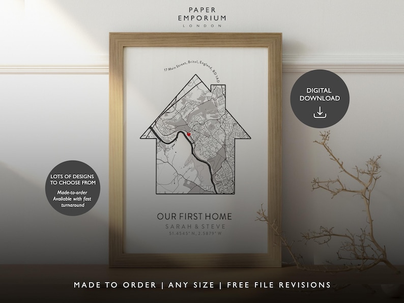 Op de afbeelding: Een digitale download van een printbare kaart van een wijk, in de vorm van een huis, met de tekst "Our First Home Sarah & Steve 51.4343&deg; N, 0.25879&deg; W". De kaart is in zwart-wit met een rode stip die de locatie aangeeft.