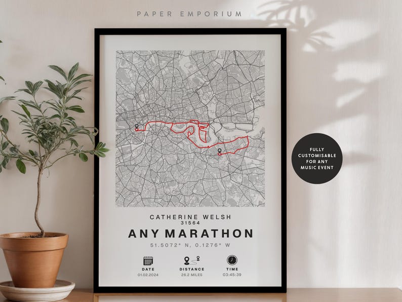 Puede incluir: Impresi&oacute;n enmarcada con un mapa gris de una ciudad y una ruta roja de marat&oacute;n. El texto "ANY MARATHON" se muestra, junto con el nombre del corredor, la fecha, la distancia (42,195 km) y el tiempo. Personalizable para cualquier evento musical.