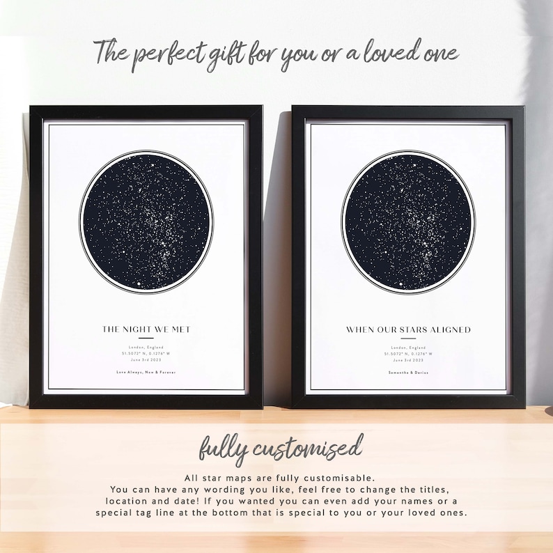 Puede incluir: Dos impresiones enmarcadas en negro con fondos blancos y un mapa de estrellas azul marino dentro de cada marco. El texto "The Night We Met" y "When Our Stars Aligned" est&aacute; impreso debajo de los mapas de estrellas.