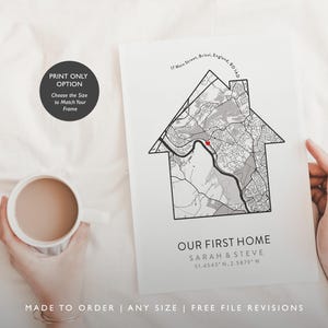 Op de afbeelding: Een zwart-witte kaart van een wijk in de vorm van een huis met de tekst "Our First Home Sarah & Steve 51.4545&deg;N, 2.5879&deg;W" eronder. De kaart is op een witte achtergrond.