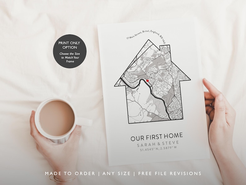 Op de afbeelding: Een zwart-witte kaart van een wijk in de vorm van een huis met de tekst "Our First Home Sarah & Steve 51.4545&deg;N, 2.5879&deg;W" eronder. De kaart is op een witte achtergrond.