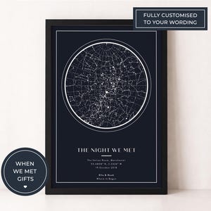 Pode incluir: Uma impressão emoldurada com um mapa estelar em um fundo azul escuro. O texto "THE NIGHT WE MET" é exibido abaixo, com detalhes de localização e data. A frase "FULLY CUSTOMISED TO YOUR WORDING" está no topo. Um logotipo circular está na parte inferior.