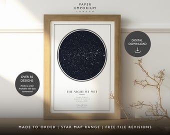 Op de afbeelding: Een digitale download van een gepersonaliseerde sterrenkaartprint in een houten lijst. De print toont een donkerblauwe cirkel met witte sterren die de nachtelijke hemel op een specifieke datum voorstellen. De tekst "The Night We Met" is onder de sterrenkaart gedrukt, samen met de datum, de locatie en de namen van het paar.