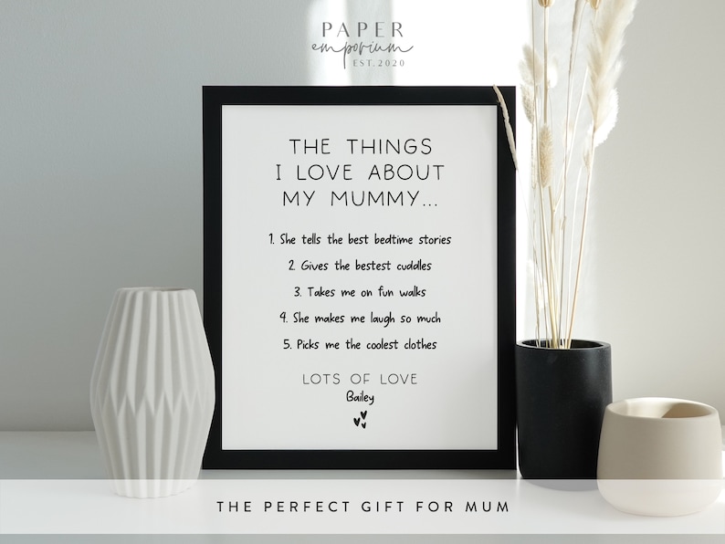 Puede incluir: Impresi&oacute;n de arte imprimible en blanco y negro con el texto "The things I love about my mummy..." seguido de una lista de razones. La impresi&oacute;n tambi&eacute;n incluye el texto "Lots of love, Bailey" y "The perfect gift for mum".