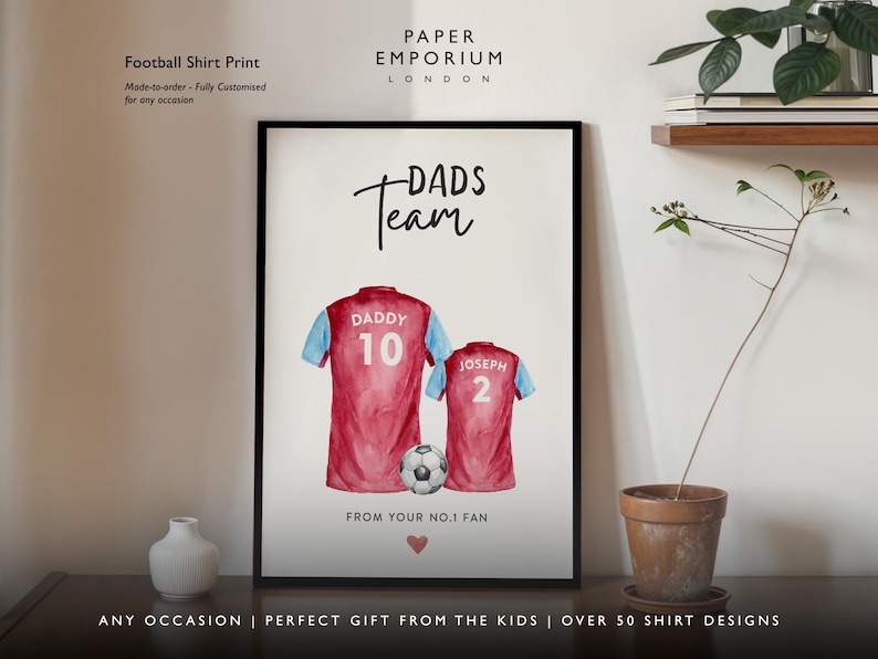 Op de afbeelding: Een printbaar ontwerp voor een voetbalshirt met twee aquarel shirts met de tekst "Dads Team" en "From your No.1 Fan". De shirts zijn rood en blauw met de nummers 10 en 2.