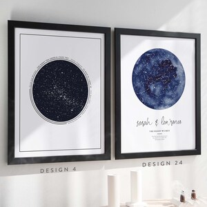 Puede incluir: Dos mapas estelares enmarcados con un fondo azul acuarela. El primer mapa muestra el cielo nocturno con el texto "The night you asked & I said yes." El segundo mapa muestra el cielo nocturno con el texto "Sarah & Lawrence The night we met."