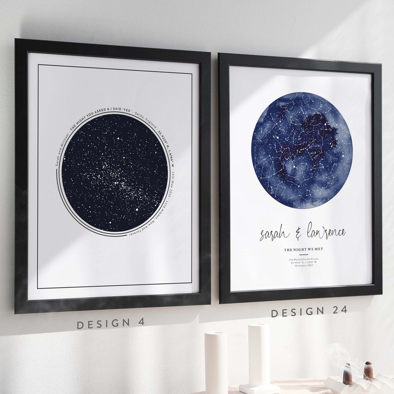 Puede incluir: Dos mapas estelares enmarcados con un fondo azul acuarela. El primer mapa muestra el cielo nocturno con el texto "The night you asked & I said yes." El segundo mapa muestra el cielo nocturno con el texto "Sarah & Lawrence The night we met."
