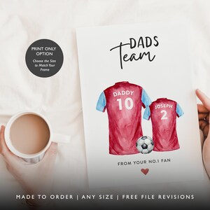 Op de afbeelding: Een printbare kaart met een aquarel-illustratie van twee voetbalshirts met de tekst "DADDY 10" en "JOSEPH 2" erop. De kaart bevat ook de tekst "DADS Team" en "FROM YOUR NO.1 FAN".