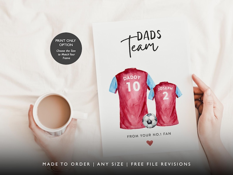 Op de afbeelding: Een printbare kaart met een aquarel-illustratie van twee voetbalshirts met de tekst "DADDY 10" en "JOSEPH 2" erop. De kaart bevat ook de tekst "DADS Team" en "FROM YOUR NO.1 FAN".