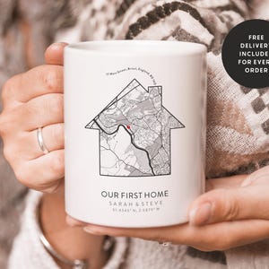 Op de afbeelding: Een witte keramische mok met een zwart-witte kaartontwerp van een wijk. De mok heeft de tekst "Onze eerste woning" en de namen "Sarah & Steve" met co&ouml;rdinaten.