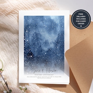 Puede incluir: Una impresión rectangular con un cielo nocturno en acuarela azul oscuro lleno de estrellas blancas. El texto dice Yuna & Haruto, OUR FIRST ANNIVERSARY, Cherry Blossom Park, Kyoto | 35.0116° N, 135.7681° E | 18 April 2026, One Year Of Love In Bloom.
