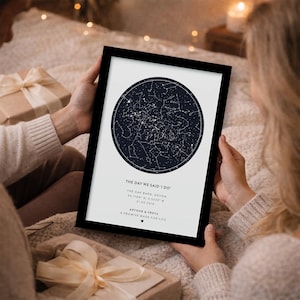 Può includere: Una stampa incorniciata con una mappa stellare blu scuro e stelle bianche. Il testo "THE DAY WE SAID 'I DO'" è sopra il luogo e la data. Sotto, si legge "ARTHUR & FREYA A PROMISE MADE FOR LIFE". La cornice è nera.