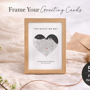Puede incluir: Un marco de madera clara con una impresión de un mapa en forma de corazón, con el texto "THE NIGHT WE MET" y "DOMINION CINEMA 25.03.2025". Un sobre marrón y un rollo de cuerda están junto al marco. El texto "5x7' FRAME INCLUDED" está en un círculo negro.