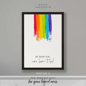 Può includere: Una stampa incorniciata con un arcobaleno dipinto con pennellate colorate. Il testo "BE WHO YOU were born to be!" è sotto l'arcobaleno. La stampa è intitolata "DESIGN 4" ed è descritta come "IL REGALO PERFETTO per i tuoi cari".