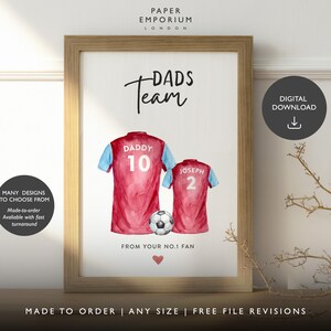 Op de afbeelding: Een downloadbare digitale print van een aquarel-illustratie van twee voetbalshirts met de tekst "Dads Team" en "From your No.1 Fan". De shirts zijn rood en blauw met de nummers 10 en 2. De tekst "Daddy" staat op het shirt met nummer 10 en de tekst "Joseph" staat op het shirt met nummer 2.