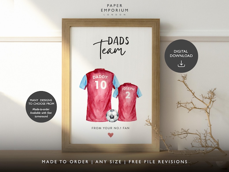 Op de afbeelding: Een downloadbare digitale print van een aquarel-illustratie van twee voetbalshirts met de tekst "Dads Team" en "From your No.1 Fan". De shirts zijn rood en blauw met de nummers 10 en 2. De tekst "Daddy" staat op het shirt met nummer 10 en de tekst "Joseph" staat op het shirt met nummer 2.
