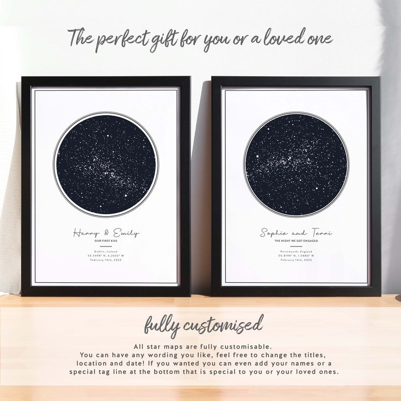 Op de afbeelding: Twee zwarte ingelijste prints met witte achtergronden en een cirkelvormig sterrenkaartontwerp. De eerste print heeft de tekst "Hanny & Emily" en "OUR FIRST KISS" met de datum en locatie van Dublin, Ierland. De tweede print heeft de tekst "Sophie and Tenni" en "THE NIGHT WE GOT ENGAGED" met de datum en locatie van Portsmouth, Engeland. De tekst "fully customised" staat onder de prints.