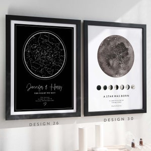 Puede incluir: Dos impresiones enmarcadas en negro con texto blanco y un dise&ntilde;o de constelaci&oacute;n de estrellas en blanco y negro. La impresi&oacute;n de la izquierda tiene el texto "Jennifer & Harry The Night We Met" y la impresi&oacute;n de la derecha tiene el texto "A Star Was Born".