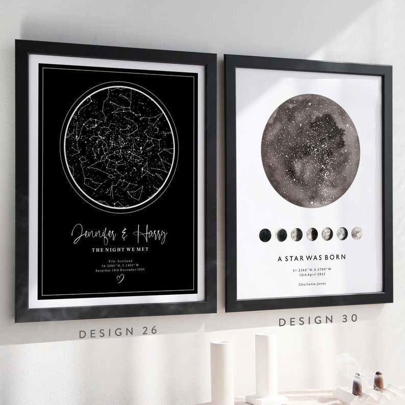 Puede incluir: Dos impresiones enmarcadas en negro con texto blanco y un dise&ntilde;o de constelaci&oacute;n de estrellas en blanco y negro. La impresi&oacute;n de la izquierda tiene el texto "Jennifer & Harry The Night We Met" y la impresi&oacute;n de la derecha tiene el texto "A Star Was Born".