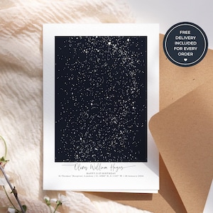 Puede incluir: Una tarjeta rectangular blanca con un estampado de mapa estelar en azul marino oscuro. Debajo de las estrellas, el texto dice: Oliver William Hages, HAPPY 21ST BIRTHDAY, St Thomas' Hospital, London | 51.4980° N, 0.1187° W | 28 January 2026.