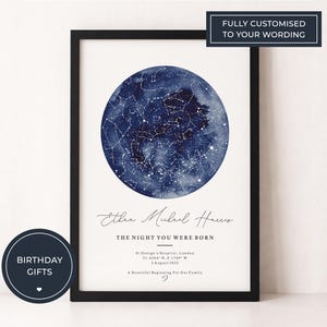 Peut inclure: Une affiche encadrée avec une carte céleste bleu foncé. Le texte "THE NIGHT YOU WERE BORN" est en dessous de la carte, avec un nom et une date. Les mots "FULLY CUSTOMISED TO YOUR WORDING" sont en haut. Un autocollant "BIRTHDAY GIFTS" est en bas à gauche.