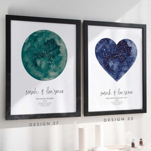 Puede incluir: Dos impresiones enmarcadas con fondos de acuarela que representan constelaciones en forma de c&iacute;rculo y coraz&oacute;n. El texto "sarah & lawrence" est&aacute; impreso debajo de cada imagen, junto con el texto "THE NIGHT WE MET" y "THE NIGHT WE SAID I DO". Las impresiones est&aacute;n etiquetadas como "DESIGN 27" y "DESIGN 33".