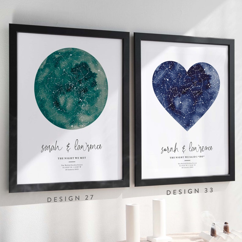 Puede incluir: Dos impresiones enmarcadas con fondos de acuarela que representan constelaciones en forma de c&iacute;rculo y coraz&oacute;n. El texto "sarah & lawrence" est&aacute; impreso debajo de cada imagen, junto con el texto "THE NIGHT WE MET" y "THE NIGHT WE SAID I DO". Las impresiones est&aacute;n etiquetadas como "DESIGN 27" y "DESIGN 33".