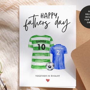 Op de afbeelding: Gelukkige Vaderdag kaart met een groen-wit voetbaltenue met nummer 10 en het woord "Daddy" erop, en een blauw voetbaltenue met nummer 2 en het woord "Joseph" erop. Een voetbal ligt tussen de tenues. De tekst "Samen in rivaliteit" staat onder de tenues.