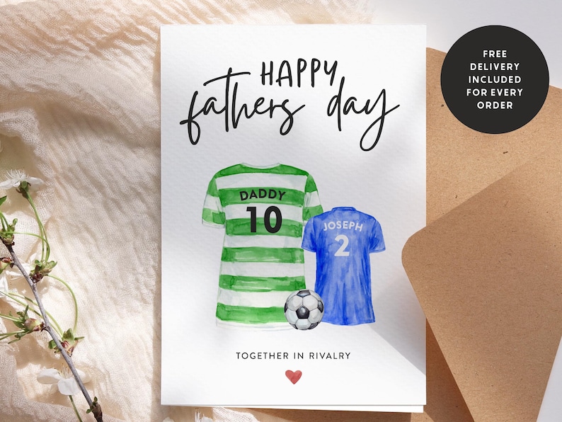 Op de afbeelding: Gelukkige Vaderdag kaart met een groen-wit voetbaltenue met nummer 10 en het woord "Daddy" erop, en een blauw voetbaltenue met nummer 2 en het woord "Joseph" erop. Een voetbal ligt tussen de tenues. De tekst "Samen in rivaliteit" staat onder de tenues.