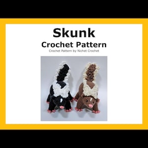 Op de afbeelding: Twee gehaakte stinkdier knuffels, een zwart-wit en een bruin-wit, met roze neuzen en witte vacht accenten. De knuffels staan op een witte achtergrond. De tekst "Skunk Crochet Pattern" staat boven de knuffels, en de tekst "Crochet Pattern by Nichet Crochet" staat onder de knuffels.