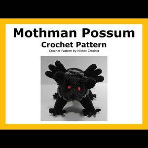 Op de afbeelding: Een haakpatroon voor een zwarte en grijze Mothman Possum. Het patroon is van Nichet Crochet.