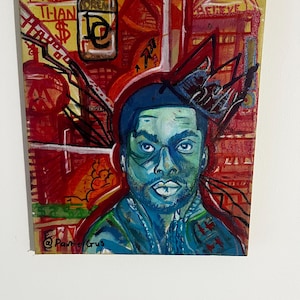 Może przedstawiać: Oryginalny obraz przedstawiający portret mężczyzny z koroną na tle żywego tła w odcieniach czerwieni, żółci i niebieskiego. Grafika zawiera tekst "DREAMS BIGGER THAN $" i "BELIEVE". Widoczny jest podpis artysty.