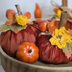 Ręcznie robione Russet Velvet Pumpkin Trio: Jesienne dekoracje kwiatowe