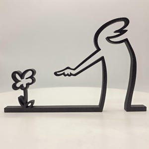 La Linea Figur | &quot; Der Frühling bringt Blumen &quot; | große Farbauswahl | bis 40cm | Wall Art Wandkunst | Geschenk | Garten | Gärtner | Custom